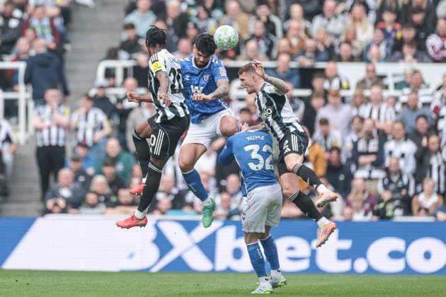 Premier League: Newcastle Untied v Sunderland Omar Alderete of Sunderland jumps up to win the high ball from Anthony Elanga and Kieran Trippier of Newcastle United United during the Premier League match Newcastle Untied vs Sunderland at St. James s Park, Newcastle, United Kingdom on 22 March 2026 (Photo by Mark Cosgrove News Images) Newcastle St. James s Park Tyne and Wear United Kingdom Copyright: xMarkxCosgrove NewsxImagesx