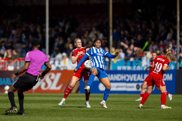 Football - FA Women™s Super League - Brighton & Hove Albion FC Women v Liverpool FC Women CRAWLEY, ENGLAND - Sunday, March 22, 2026: Liverpool s Gemma Bonner challenges Brighton & Hove Albion s Madison Haley (R) during the FA Women™s Super League match between Brighton & Hove Albion FC Women and Liverpool FC Women at Broadfield Stadium. (Photo by David Rawcliffe Propaganda) CRAWLEY Broadfield Stadium WEST SUSSEX ENGLAND  Copyright: xPropagandax P2026-03-22-Brighton_W_Liverpool_W-119