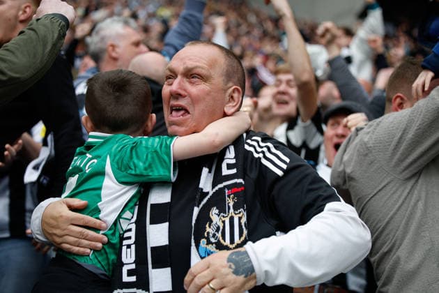 Newcastle United v Sunderland, Premier League Newcastle fans celebrate a goal by Anthony Gordon of Newcastle United 1-0 during the Premier League match between Newcastle United and Sunderland at St. James s Park, Newcastle, UK on 22 March 2026. Newcastle St. James s Park Tyne and Wear UK Editorial use only DataCo restrictions apply See www.football-dataco.com , Copyright: xCraigxCowanx PSI-23939-0060