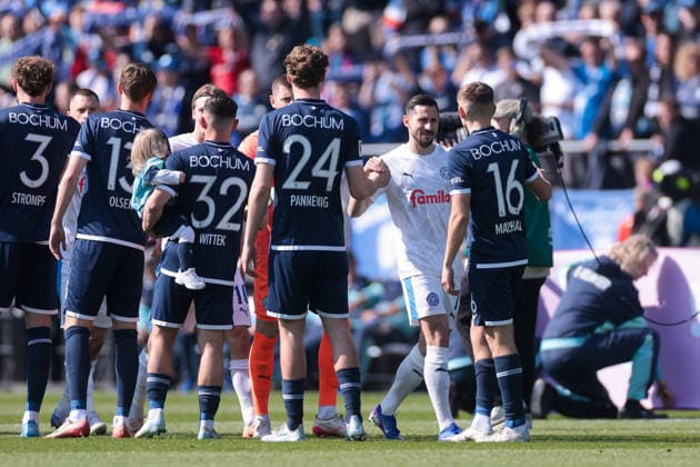22 03 2026, Soccer, 2 Bundesliga, Matchday 27, VfL Bochum 1848 Holstein Kiel Steven Skrzybski Holstein Kiel and his teammates welcome their opponents Bochum Vonovia Ruhrstadion NRW Germany xRHR PHOTO DEx Copyright: DennisxEwert RHR-FOTOx RHR-FOTO DE