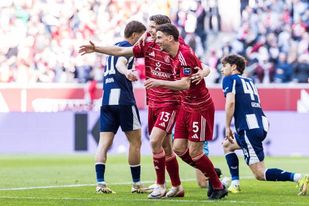 2 Soccer Bundesliga Fortuna Düsseldorf 1895 Hertha BSC Berlin 22 03 2026 Cheering for 1 0 after own goal by Linus Gechter Hertha BSC Berlin, 44 , Cedric Itten Fortuna Düsseldorf, 13 cheers with his teammates 2 Soccer Bundesliga, Fortuna Düsseldorf 1895 Hertha BSC Berlin, Düsseldorf, Merkur Spiel Arena on 22 03 2026 DFL REGULATIONS PROHIBIT ANY USE OF PHOTOGRAPHS AS IMAGE SEQUENCES AND OR QUASI VIDEO Copyright: xBEAUTIFULxSPORTS Wunderlx