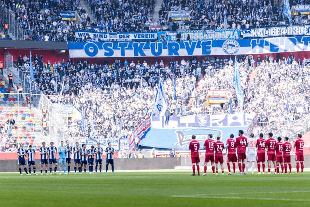 2 Soccer Bundesliga Fortuna Düsseldorf 1895 Hertha BSC Berlin 22 03 2026 The players of both teams applaud during the memorial minute for Gregor Koch 2 Soccer Bundesliga, Fortuna Düsseldorf 1895 Hertha BSC Berlin, Düsseldorf, Merkur Spiel Arena on 22 03 2026 DFL REGULATIONS PROHIBIT ANY USE OF PHOTOGRAPHS AS IMAGE SEQUENCES AND OR QUASI VIDEO Copyright: xBEAUTIFULxSPORTS Wunderlx