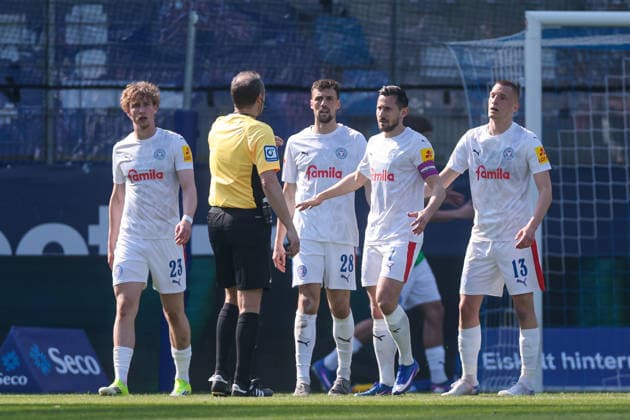 22 03 2026, Football, Bundesliga 2, Matchday 27, VfL Bochum 1848 Holstein Kiel v l Lasse Rosenboom Holstein Kiel , Jonas Meffert Holstein Kiel , Steven Skrzybski Holstein Kiel , Ivan Nekic Holstein Kiel discuss with referee Patrick Alt GER Bochum Vonovia Ruhrstadion NRW Germany xRHR PHOTO DEx Copyright: DennisxEwert RHR-FOTOx RHR-FOTO DE