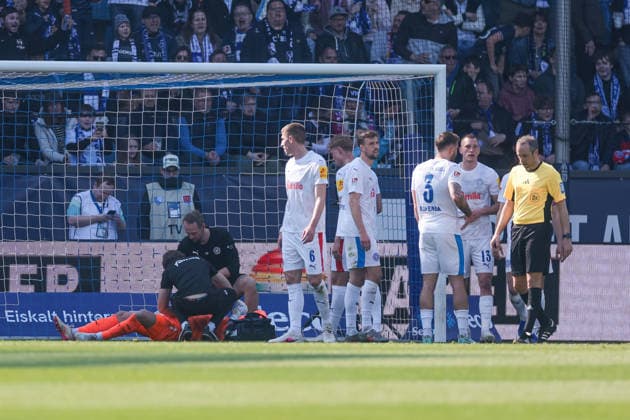 22 03 2026, Soccer, 2 Bundesliga, Matchday 27, VfL Bochum 1848 Holstein Kiel Goalkeeper Timon Weiner Holstein Kiel must be treated in goal Bochum Vonovia Ruhrstadion NRW Germany xRHR PHOTO DEx Copyright: DennisxEwert RHR-FOTOx RHR-FOTO DE