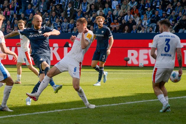 Philipp Hofmann Bochum 33 scores the goal to 1 1 20 02 2026 ¢ Football ¢ VfL Bochum vs Holstein Kiel , Vonovia Ruhrstadion, Bochum, DFB DFL REGULATIONS PROHIBIT ANY USE OF PHOTOGRAPHS AS IMAGE SEQUENCES AND OR QUASI VIDEO Copyright: xpepphotox xHorstxMauelshagenx pep00321, pep_20260322_hm_314481