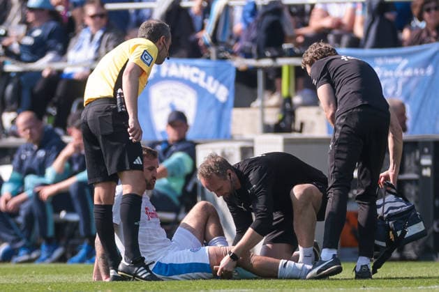 22 03 2026, Football, 2 Bundesliga, Matchday 27, VfL Bochum 1848 Holstein Kiel Marco Komenda Holstein Kiel is treated on the pitch and then substituted Bochum Vonovia Ruhrstadion NRW Germany xRHR PHOTO DEx Copyright: DennisxEwert RHR-FOTOx RHR-FOTO DE