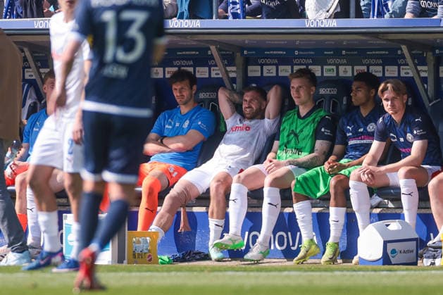 22 03 2026, Football, 2 Bundesliga, Matchday 27, VfL Bochum 1848 Holstein Kiel Marco Komenda Holstein Kiel sits on the bench with a bandage after being substituted Bochum Vonovia Ruhrstadion NRW Germany xRHR PHOTO DEx Copyright: DennisxEwert RHR-FOTOx RHR-FOTO DE