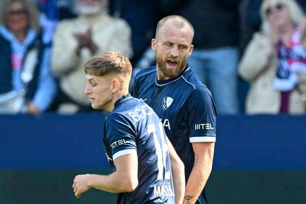 Philipp Hofmann Bochum 33 celebrates after scoring the 1 1 goal with Callum Marshall Bochum 16 20 02 2026 ¢ Football ¢ VfL Bochum vs Holstein Kiel , Vonovia Ruhrstadion, Bochum, DFB DFL REGULATIONS PROHIBIT ANY USE OF PHOTOGRAPHS AS IMAGE SEQUENCES AND OR QUASI VIDEO Copyright: xpepphotox xHorstxMauelshagenx pep00321, pep_20260322_hm_314526