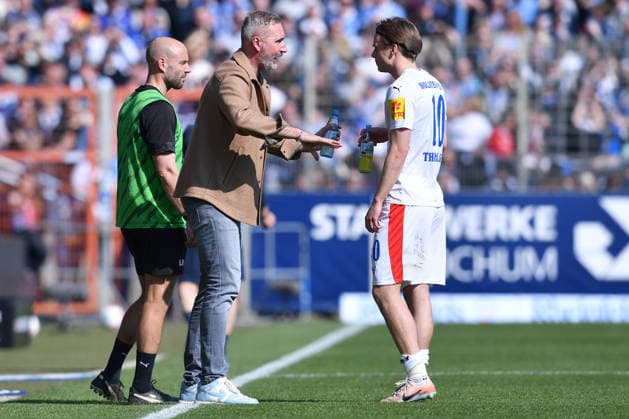 Soccer 2 Bundesliga 27 Matchday VfL Bochum Holstein Kiel on 22 02 2026 at Vonovia Ruhrstadion in Bochum Tim Walter Coach Head Coach Kiel , left Jonas Therkelsen Kiel , right DFL regulations prohibit any use of photographs as image sequences and or quasi video xRx