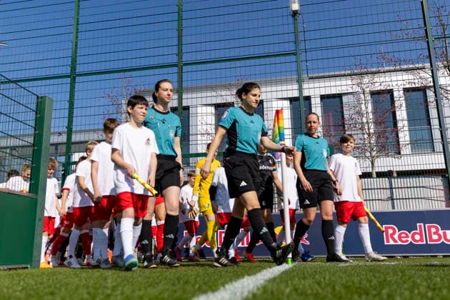 GER, Leipzig, Football, Google Pixel Womens Bundesliga, Matchday 21, RB Leipzig vs SC Freiburg pictured from left Riem Hussein referee , enters the pitch with the teams 22 03 2025, RB Leipzig Training Academy Cottaweg Leipzig DFB REGULATIONS PROHIBIT ANY USE OF PHOTOGRAPHS AS IMAGE SEQUENCES AND OR QUASI VIDEO, Copyright: HMBxMedia PaulxFritz