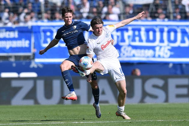 Soccer 2 Bundesliga 27 Matchday VfL Bochum Holstein Kiel on 22 02 2026 at Vonovia Ruhrstadion in Bochum Jonas Therkelsen Kiel , front Oliver Olsen Bochum , back DFL regulations prohibit any use of photographs as image sequences and or quasi video xRx