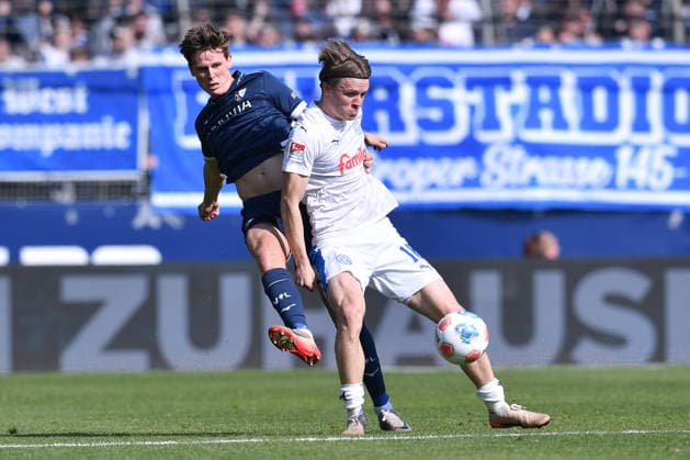 Soccer 2 Bundesliga 27 Matchday VfL Bochum Holstein Kiel on 22 02 2026 at Vonovia Ruhrstadion in Bochum Jonas Therkelsen Kiel , front Oliver Olsen Bochum , back DFL regulations prohibit any use of photographs as image sequences and or quasi video xRx