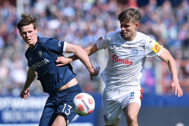 Soccer 2 Bundesliga 27 Matchday VfL Bochum Holstein Kiel on 22 02 2026 at Vonovia Ruhrstadion in Bochum Oliver Olsen Bochum , left Frederik Roslyng Kiel , right DFL regulations prohibit any use of photographs as image sequences and or quasi video xRx