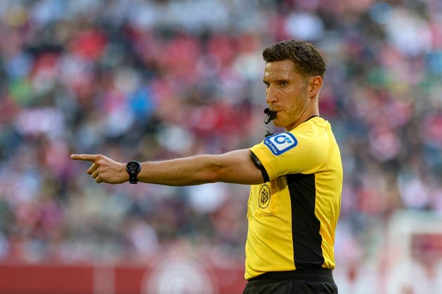 22 03 2026, GER, Soccer, Men, 2 BL, Season 2025 2026, Fortuna Düsseldorf Hertha BSC Berlin Referee Eric Weisbach gestures, gestures Düsseldorf Merkur Spiel Arena Nordrhein Westfalen Germany Copyright: xAdrianxSchlüterx