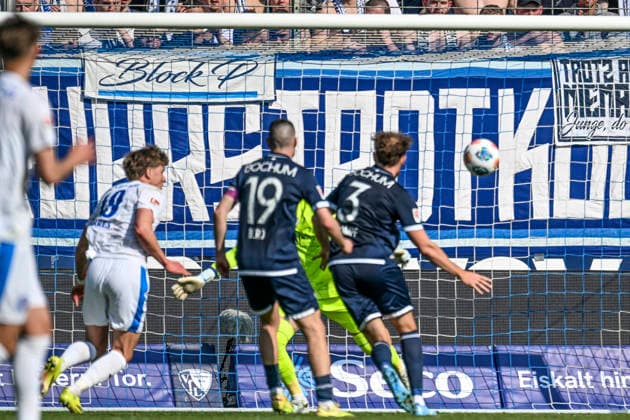 Phil Harres Kiel 19 scores the goal for 1 2 20 02 2026 ¢ Football ¢ VfL Bochum vs Holstein Kiel , Vonovia Ruhrstadion, Bochum, DFB DFL REGULATIONS PROHIBIT ANY USE OF PHOTOGRAPHS AS IMAGE SEQUENCES AND OR QUASI VIDEO Copyright: xpepphotox xHorstxMauelshagenx pep00321, pep_20260322_hm_314759