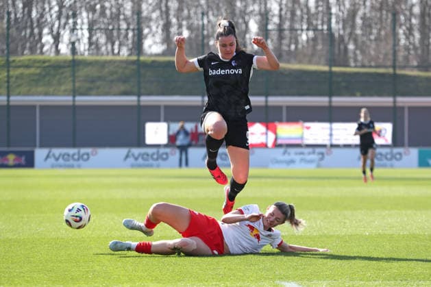 Google Pixel Womens Bundesliga, RB Leipzig SC Freiburg 22 03 2026 Julia Landenberger 21, RB Leipzig clears in front of Svenja Fölmli 9, SC Freiburg Soccer, Google Pixel Womens Bundesliga, Season 2025 2026, 21 Matchday RB Leipzig vs SC Freiburg on 22 03 2026, Training Center Cottaweg, Leipzig DFB REGULATIONS PROHIBIT ANY USE OF PHOTOGRAPHS AS IMAGE SEQUENCES AND OR QUASI VIDEO Copyright: xBEAUTIFULxSPORTS JanxKaeferx