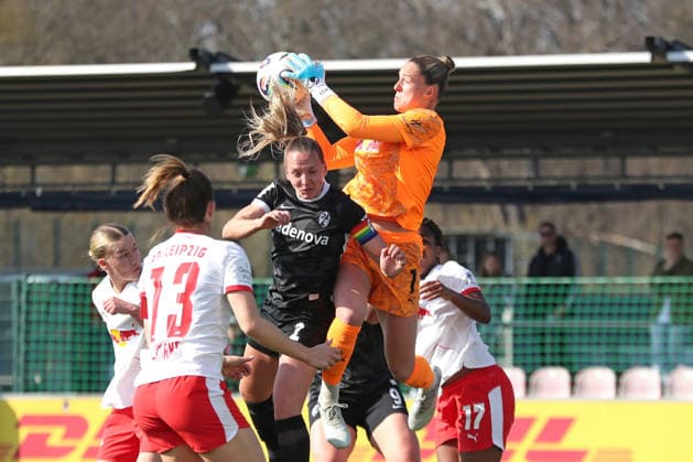 Google Pixel Womens Bundesliga, RB Leipzig SC Freiburg 22 03 2026 Goalkeeper Elvira Herzog 1, RB Leipzig fäbgt den Ball vor Kapitänin Lisa Karl 2, SC Freiburg Fußball, Google Pixel Womens Bundesliga, Saison 2025 2026, 21 Spieltag RB Leipzig vs SC Freiburg am 22 03 2026, Trainingszentrum Cottaweg, Leipzig DFB REGULATIONS PROHIBIT ANY USE OF PHOTOGRAPHS AS IMAGE SEQUENCES AND OR QUASI VIDEO Copyright: xBEAUTIFULxSPORTS JanxKaeferx