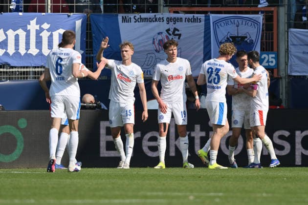 Kiels players celebrate the 1 2 by Phil Harres Holstein Kiel 22 03 2026, Soccer 2 Bundesliga, Season 2025 2026, 27 Matchday, VfL Bochum Holstein Kiel DFL regulations prohibit any use of photographs as image sequences and or quasi video Bochum Vonovia Ruhrstadion Nordrhein Westfalen Germany Team2