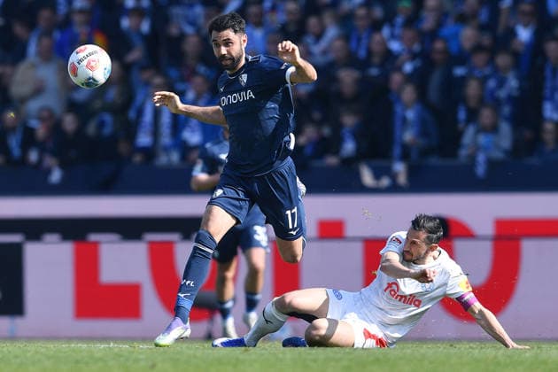 Soccer 2 Bundesliga 27 Matchday VfL Bochum Holstein Kiel on 22 02 2026 at Vonovia Ruhrstadion in Bochum Gerrit Holtmann Bochum , left Steven Skrzybski Kiel , right DFL regulations prohibit any use of photographs as image sequences and or quasi video xRx
