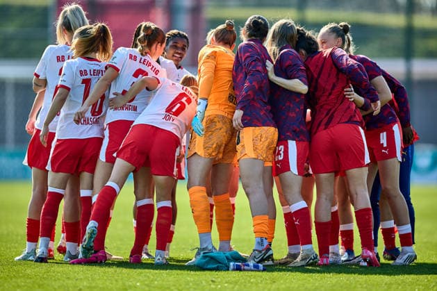 22 03 2026, GER, womens soccer, BL, 2025 2026, RB Leipzig SC Freiburg team circle, RB Leipzig, before kick-off Leipzig training center of the Red Bull Saxony Germany
