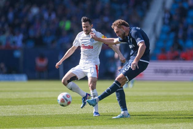 22 03 2026, Soccer, 2 Bundesliga, Matchday 27, VfL Bochum 1848 Holstein Kiel v l Steven Skrzybski Holstein Kiel , Philipp Strompf VfL Bochum 1848 Bochum Vonovia Ruhrstadion NRW Germany xRHR PHOTO DEx Copyright: DennisxEwert RHR-FOTOx RHR-FOTO DE