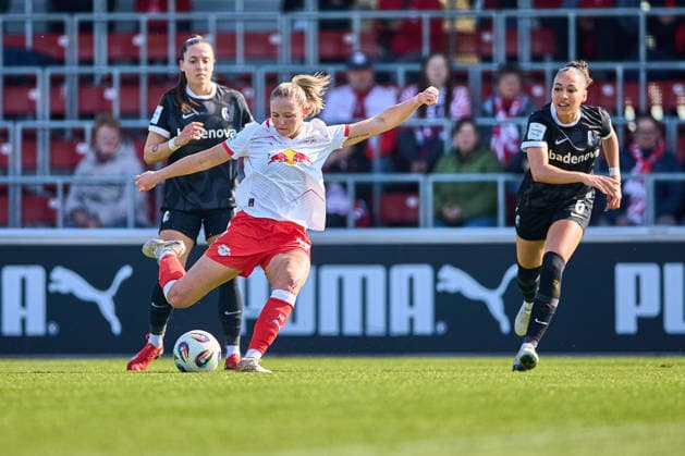 22 03 2026, GER, Womens Soccer, BL, 2025 2026, RB Leipzig SC Freiburg Marleen Schimmer 14, RB Leipzig , free position, action, with ball, shot Leipzig training center of the Red Bull Saxony Germany