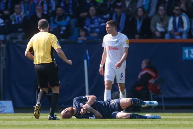 22 03 2026, Football, 2 Bundesliga, Matchday 27, VfL Bochum 1848 Holstein Kiel Philipp Hofmann VfL Bochum 1848 lies on the pitch in pain Bochum Vonovia Ruhrstadion NRW Germany xRHR PHOTO DEx Copyright: DennisxEwert RHR-FOTOx RHR-FOTO DE