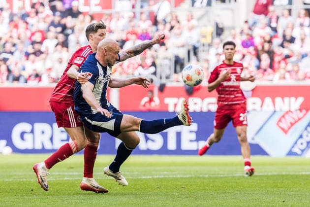 2 Soccer Bundesliga Fortuna Düsseldorf 1895 Hertha BSC Berlin 22 03 2026 duel Cedric Itten Fortuna Düsseldorf, 13 , Toni Leistner Hertha BSC Berlin, 37 2 Soccer Bundesliga, Fortuna Düsseldorf 1895 Hertha BSC Berlin, Düsseldorf, Merkur Spiel Arena on 22 03 2026 DFL REGULATIONS PROHIBIT ANY USE OF PHOTOGRAPHS AS IMAGE SEQUENCES AND OR QUASI VIDEO Copyright: xBEAUTIFULxSPORTS Wunderlx