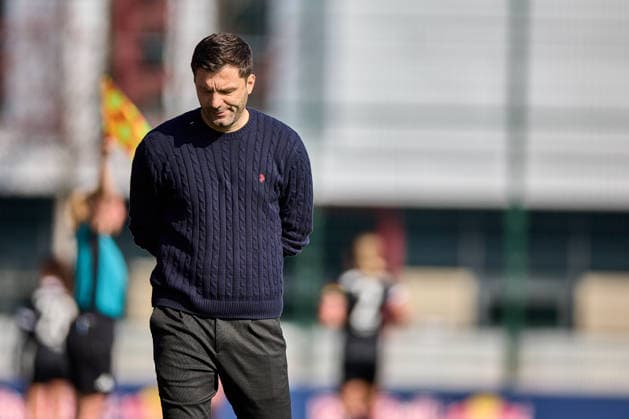 22 03 2026, GER, Womens Soccer, BL, 2025 2026, RB Leipzig SC Freiburg Edmond Kapllani Head Coach, SC Freiburg , looks dissatisfied to the ground Leipzig Training Center of the Red Bull Saxony Germany