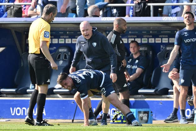 Coach Uwe Rösler VfL Bochum Referee Tobias Christeit his player Maximilian Wittek VfL Bochum on 22 03 2026, Soccer 2 Bundesliga, Season 2025 2026, 27 Matchday, VfL Bochum Holstein Kiel DFL regulations prohibit any use of photographs as image sequences and or quasi video Bochum Vonovia Ruhrstadion Nordrhein Westfalen Germany Team2
