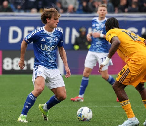 March 22, 2026, Como: Como 1907 s mildfielder Nico Paz (L) in action against AC Pisa s mildfielder Samuel Iling-Junior during the Italian Serie A soccer match between Como 1907 and AC Pisa at Giuseppe Sinigaglia stadium in Como, Italy, 22 March 2026. ANSA ROBERTO BREGANI Serie A - Como 1907 Vs AC Pisa  - ZUMAa110 20260322_zaf_a110_075 Copyright: xRobertoxBreganix