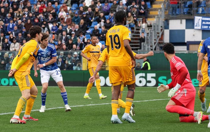 March 22, 2026, Como: Como 1907 s mildfielder Maximo Perrone Rodriguez scores a goal during the Italian Serie A soccer match between Como 1907 and AC Pisa at Giuseppe Sinigaglia stadium in Como, Italy, 22 March 2026. ANSA ROBERTO BREGANI Serie A - Como 1907 Vs AC Pisa  - ZUMAa110 20260322_zaf_a110_076 Copyright: xRobertoxBreganix