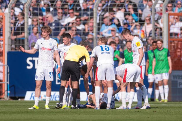 22 03 2026, Football, 2 Bundesliga, Matchday 27, VfL Bochum 1848 Holstein Kiel Steven Skrzybski Holstein Kiel lies on the pitch and has to be substituted injured Bochum Vonovia Ruhrstadion NRW Germany xRHR PHOTO DEx Copyright: DennisxEwert RHR-FOTOx RHR-FOTO DE