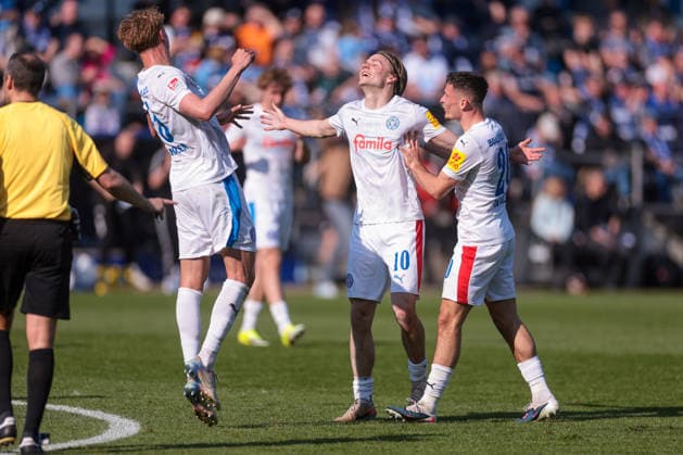 22 03 2026, Soccer, 2 Bundesliga, Matchday 27, VfL Bochum 1848 Holstein Kiel The players of Holstein Kiel celebrate the goal to 2 3 by Jonas Therkelsen Holstein Kiel Bochum Vonovia Ruhrstadion NRW Germany xRHR PHOTO DEx Copyright: DennisxEwert RHR-FOTOx RHR-FOTO DE