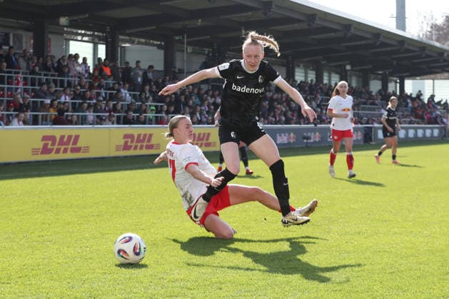 Google Pixel Women Bundesliga, RB Leipzig SC Freiburg 22 03 2026 Meret Felde 4, SC Freiburg jumps over Marlene Müller 27, RB Leipzig Soccer, Google Pixel Women Bundesliga, Season 2025 2026, 21 Matchday RB Leipzig vs SC Freiburg on 22 03 2026, Training Center Cottaweg, Leipzig DFB REGULATIONS PROHIBIT ANY USE OF PHOTOGRAPHS AS IMAGE SEQUENCES AND OR QUASI VIDEO Copyright: xBEAUTIFULxSPORTS JanxKaeferx