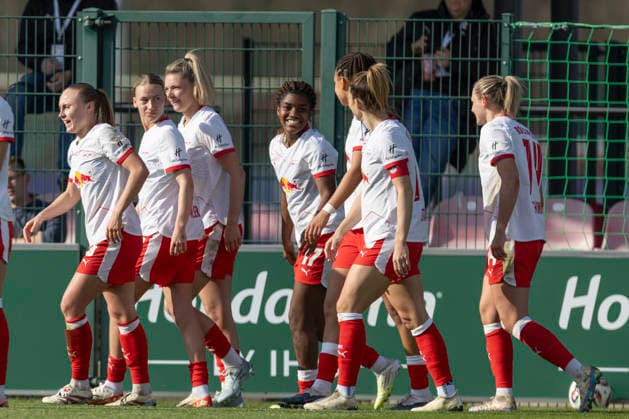 GER, Leipzig, Football, Google Pixel Women Bundesliga, 21 Matchday, RB Leipzig vs SC Freiburg in picture v l RB Leipzig goal celebration, team, cheering, laughing, emotion, 22 03 2025, RB Leipzig Training Academy Cottaweg Leipzig DFB REGULATIONS PROHIBIT ANY USE OF PHOTOGRAPHS AS IMAGE SEQUENCES AND OR QUASI VIDEO, Copyright: HMBxMedia PaulxFritz