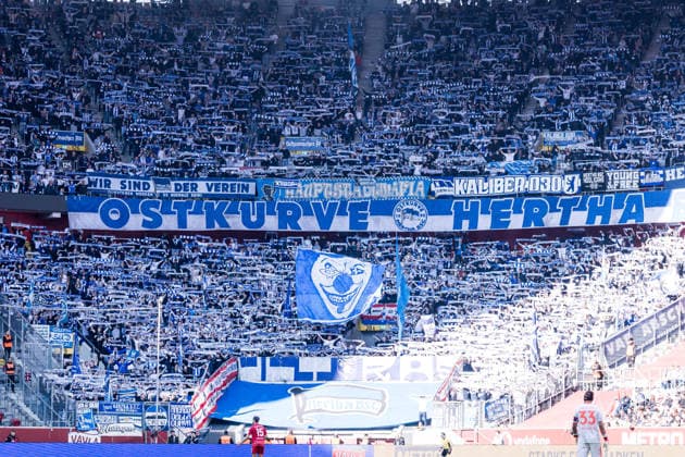 2. Fussball Bundesliga: Fortuna Düsseldorf 1895 - Hertha BSC Berlin; 22.03.2026 Die Fans von Hertha BSC Berlin halten Schals hoch 2. Fussball Bundesliga, Fortuna Düsseldorf 1895 - Hertha BSC Berlin, Düsseldorf, Merkur Spiel-Arena am 22.03.2026 DFL REGULATIONS PROHIBIT ANY USE OF PHOTOGRAPHS AS IMAGE SEQUENCES AND OR QUASI-VIDEO. *** 2 Soccer Bundesliga Fortuna Düsseldorf 1895 Hertha BSC Berlin 22 03 2026 The fans of Hertha BSC Berlin hold up scarves 2 Soccer Bundesliga, Fortuna Düsseldorf 1895 Hertha BSC Berlin, Düsseldorf, Merkur Spiel Arena on 22 03 2026 DFL REGULATES PROHIBIT ANY USE OF PHOTOGRAPHS AS IMAGE SEQUENCES AND OR QUASI VIDEO Copyright: xBEAUTIFULxSPORTS Wunderlx