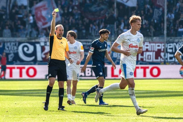 Germany 2 Bundesliga 2025 2026 Matchday 27, VfL Bochum vs Holstein Kiel Sunday, 22 03 2026 Vonovia Ruhr Stadion, North Rhine-Westphalia Patrick Alt Referee Yellow card Kasper Davidsen Holstein Kiel, 15 Copyright: xCelinaxLeiersx