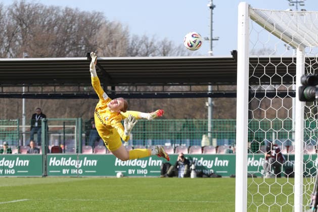Google Pixel Womens Bundesliga, RB Leipzig SC Freiburg 22 03 2026 Goalkeeper Rebecca Adamczyk 33, SC Freiburg flies in vain, Julia Landenbergers free kick 21, RB Leipzig lands in the goal for 1 0 Soccer, Google Pixel Womens Bundesliga, Season 2025 2026, 21 Matchday RB Leipzig vs SC Freiburg on 22 03 2026, Training Center Cottaweg, Leipzig DFB REGULATIONS PROHIBIT ANY USE OF PHOTOGRAPHS AS IMAGE SEQUENCES AND OR QUASI VIDEO Copyright: xBEAUTIFULxSPORTS JanxKaeferx