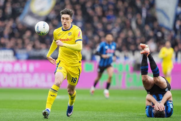 Sport Bilder des Tages Atalanta™s Berat Djimsiti fights for the ball Verona™s Klreron Bowie during the Serie A soccer match between Atalanta and Hellas Verona at the New Balance Arena in Bergamo , north Italy - Sunday , March 22 , 2026. - Soccer .  Copyright: xSpada LaPressex