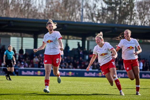 22 03 2026, GER, Womens soccer, BL, 2025 2026, RB Leipzig SC Freiburg Julia Landenberger 21, RB Leipzig, left, cheers after her goal for 1 0 Leipzig Training center of the Red Bull Saxony Germany