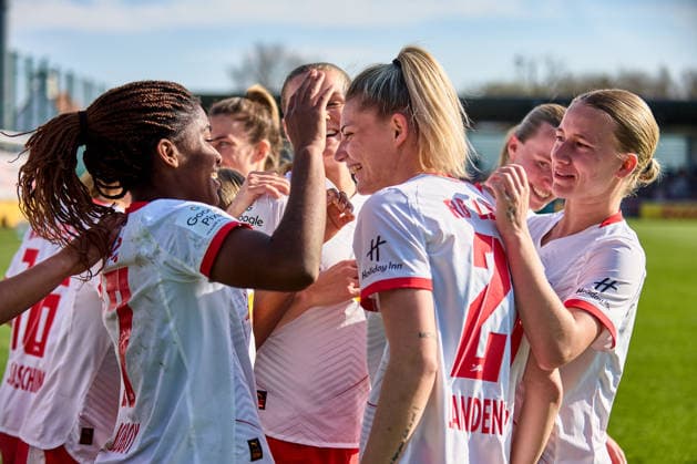 22 03 2026, GER, Womens soccer, BL, 2025 2026, RB Leipzig SC Freiburg Delice Boboy 17, RB Leipzig, left , Julia Landenberger 21, RB Leipzig , cheering after 1 0 Leipzig training center of the Red Bull Saxony Germany