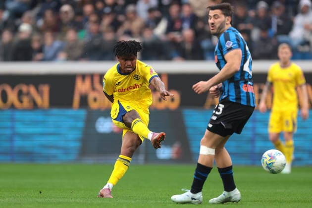 Bergamo, Italy, 22nd March 2026. Gift Orban of Hellas Verona fires a shot beyond Sead Kolasinac of Atalanta and wide of the target during the Atalanta vs Hellas Verona Serie A match at Gewiss Stadium, Bergamo. Picture credit should read: Jonathan Moscrop Sportimage EDITORIAL USE ONLY. No use with unauthorised audio, video, data, fixture lists, club league logos or live services. Online in-match use limited to 120 images, no video emulation. No use in betting, games or single club league player publications. SPI_002_JM_ATALANTA_HELLAS SPI-4621-0002
