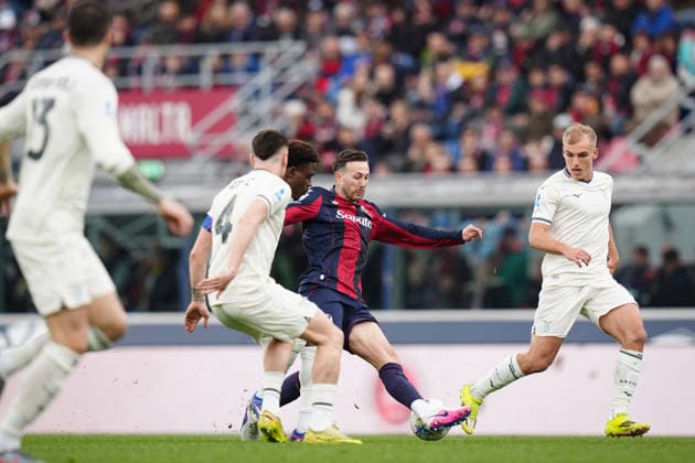 Bologna s Federico Bernardeschi fights for the ball with Lazio s Fisayo Dele-Bashiru and LazioÕs Patric during the Serie A soccer match between Bologna and Lazio at the Renato DallÕAra Stadium in Bologna, north Italy - Sunday, March 22, 2026 -  Copyright: xMassimoxPaolone LaPressex