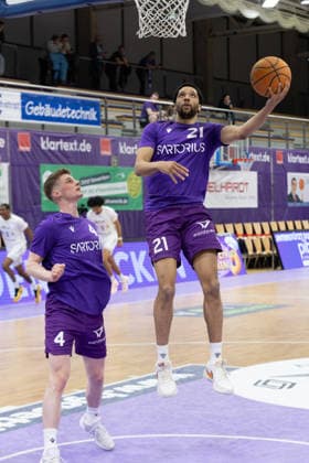ProA, BG Goettingen vs Artland Dragons, Sparkassen Arena Goettingen 22 03 2026 ProA, Goettingen, Germany 22 03 2026 Daniel Kirchner BG Goettingen, 4 and Zach Jackson BG Goettingen, 21 at the warm up, Barmer ProA 2 Basketball Bundesliga, game of BG Goettingen vs Artland Dragons, Sparkassen Arena Goettingen Copyright: xBEAUTIFULxSPORTS Freudensteinx