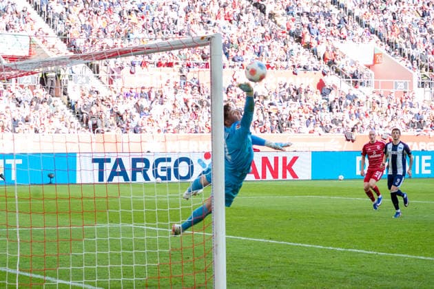 Germany 2 Bundesliga 2025 26 Fortuna Düsseldorf vs Hertha BSC, Matchday 27 22 03 2026 MERKUR SPIEL ARENA Düsseldorf The goalkeeper attacks the ball Tjark Ernst Hertha BSC,1 Copyright: xOrhanxHabashx