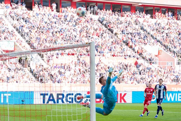 Germany 2 Bundesliga 2025 26 Fortuna Düsseldorf vs Hertha BSC, Matchday 27 22 03 2026 MERKUR SPIEL ARENA Düsseldorf The goalkeeper attacks the ball Tjark Ernst Hertha BSC,1 Copyright: xOrhanxHabashx