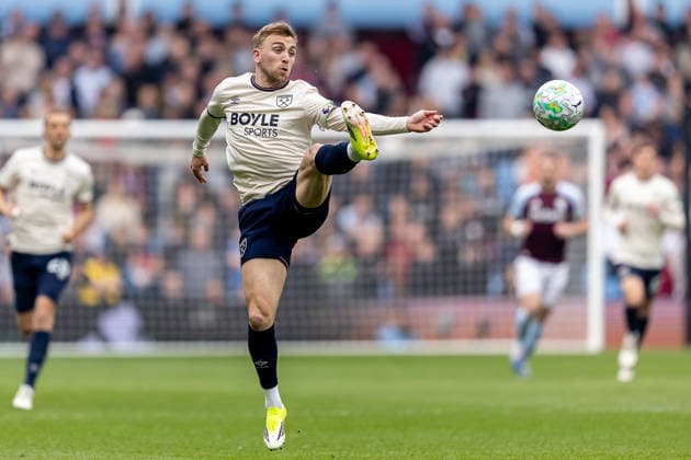 Aston Villa v West Ham United, Premier League West Ham United forward Jarrod Bowen (20) controls ball during the Premier League match between Aston Villa and West Ham United at Villa Park, Birmingham, UK on 22 March 2026. Birmingham Villa Park West Midlands UK Editorial use only DataCo restrictions apply See www.football-dataco.com , Copyright: xManjitxNarotrax PSI-23950-0007