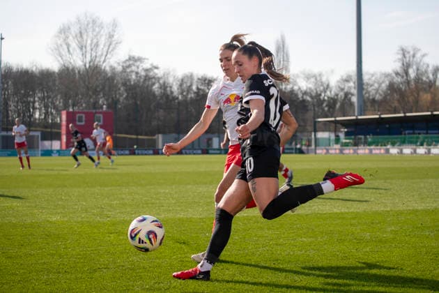 GER, Leipzig, Soccer, Google Pixel Women Bundesliga, 21 Matchday, RB Leipzig vs SC Freiburg in the picture from l Sandra Starke RB Leipzig 13 , Selina Vobian SC Freiburg 10 , duel, 22 03 2025, RB Leipzig Training Academy Cottaweg Leipzig DFB REGULATIONS PROHIBIT ANY USE OF PHOTOGRAPHS AS IMAGE SEQUENCES AND OR QUASI VIDEO, Copyright: HMBxMedia PaulxFritz