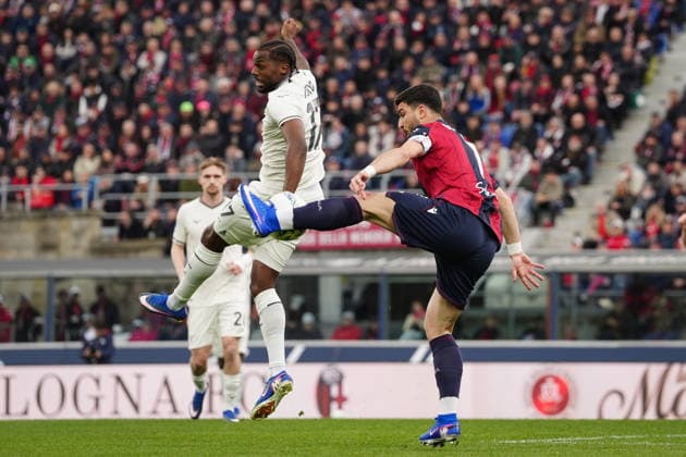 Bologna s Riccardo Orsolini fights for the ball with LazioÕs Nuno Tavares during the Serie A soccer match between Bologna and Lazio at the Renato DallÕAra Stadium in Bologna, north Italy - Sunday, March 22, 2026 -  Copyright: xMassimoxPaolone LaPressex